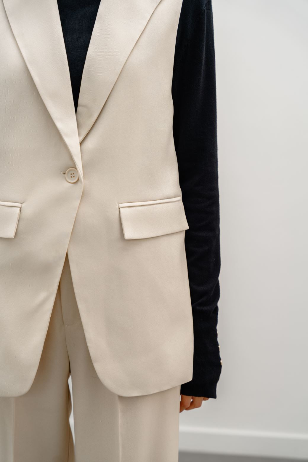 Sleeveless Ivory Jilpop Blazer